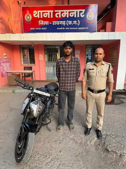 Raigarh Bike Stunt: इंस्टाग्राम रील के चक्कर में युवक को पड़ा भारी! एक पहिए पर बाइक चलाकर किया स्टंट, पुलिस ने काटा चालान