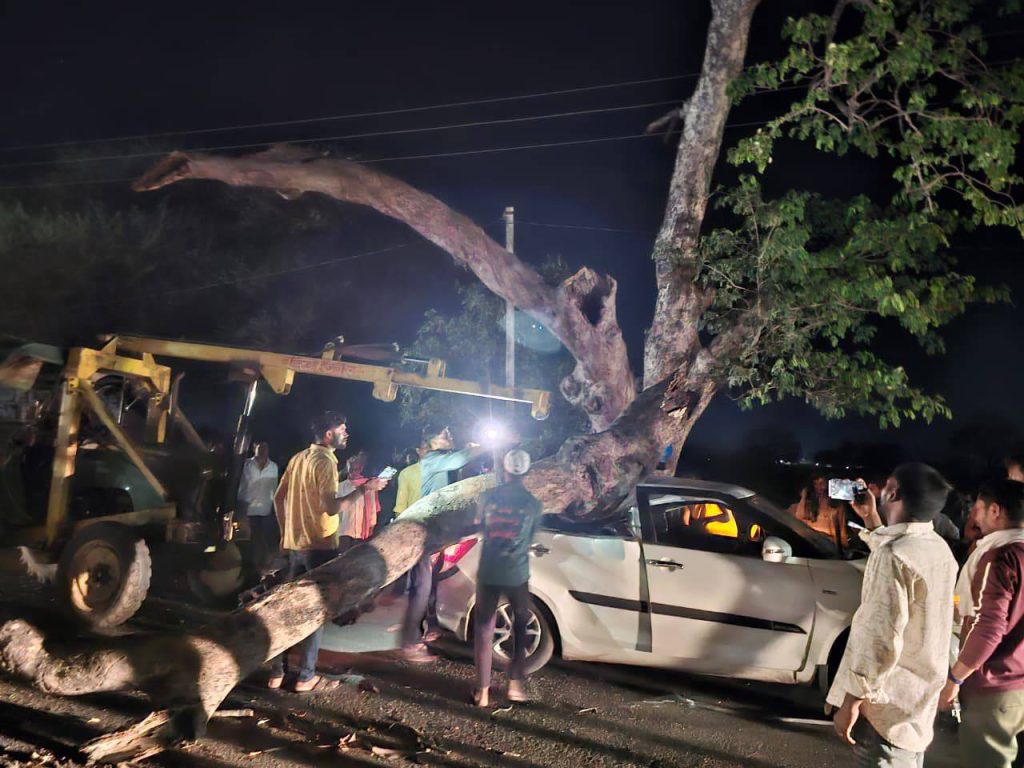 CG News: चलती कार पर गिरी पेड़ की विशाल डाल, बाल-बाल बची पटवारी की जान