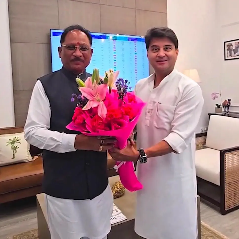 CM विष्णुदेव साय की दिल्ली में बड़ी पहल: छत्तीसगढ़ के लिए 2,305 नए मोबाइल टावरों की मांग, दूरस्थ गांवों तक पहुंचेगा हाई-स्पीड इंटरनेट