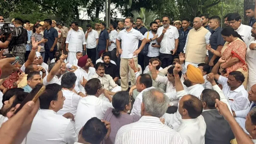 PM Residence Protest: पीएम आवास की ओर बढ़े राहुल गांधी, पुलिस ने रोका, कई कांग्रेस नेता हिरासत में