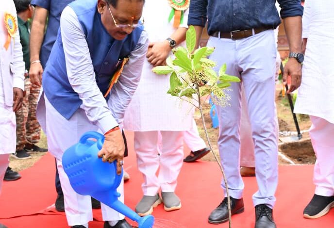 मुख्यमंत्री विष्णुदेव साय ने राम वाटिका में भगवान श्रीराम के किए दर्शन, रुद्राक्ष का पौधा भी लगाया
