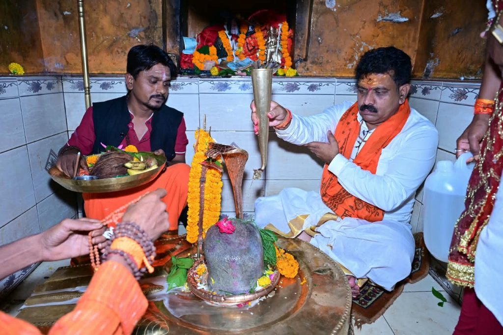 उप मुख्यमंत्री विजय शर्मा ने अमरकंटक में मां नर्मदा के किए दर्शन, प्रदेशवासियों की सुख-समृद्धि की कामना