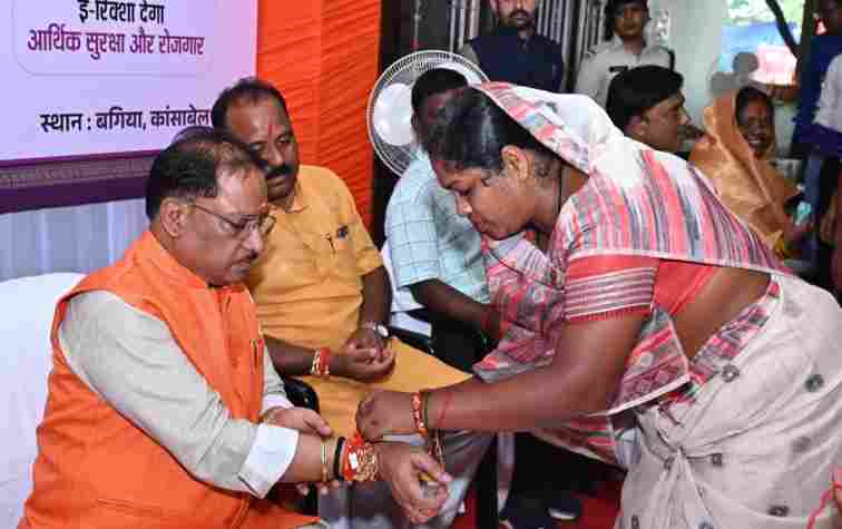 मुख्यमंत्री विष्णु देव साय की महतारी वंदन योजना से बहनों को आर्थिक संबल, रक्षाबंधन से पहले 30वीं किस्त ने बढ़ाई खुशियां