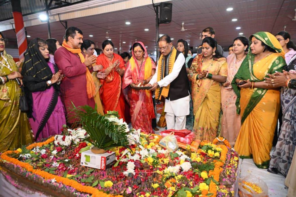 श्रावण मास में मुख्यमंत्री साय ने सपरिवार किया भगवान शिव का रुद्राभिषेक