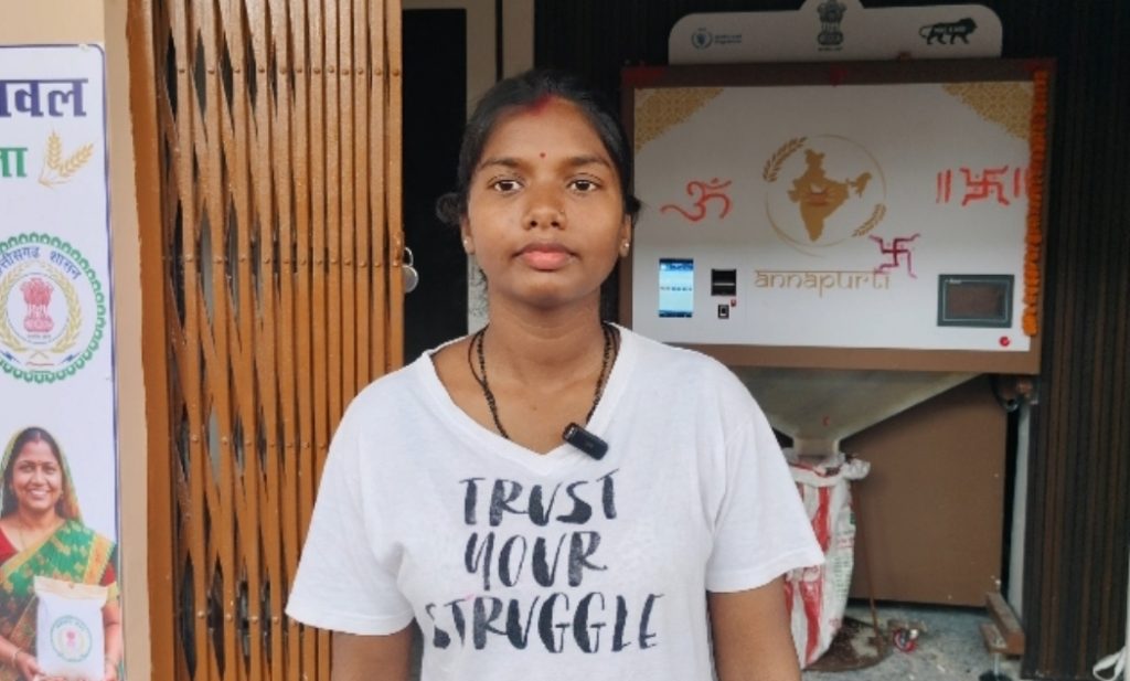 अन्नपूर्ति ग्रेन एटीएम से राशन वितरण में आया बदलाव, बायोमेट्रिक के बाद सीधे थैले में चावल