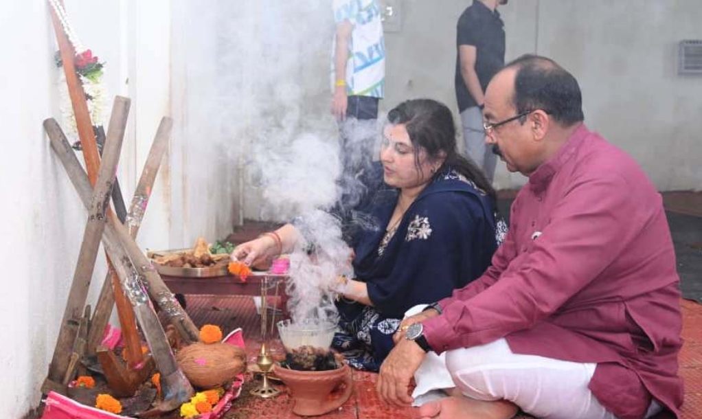 उप मुख्यमंत्री अरुण साव ने पारंपरिक तरीके से मनाई हरेली, गौमाता और कृषि औजारों की पूजा कर प्रदेश की खुशहाली की कामना