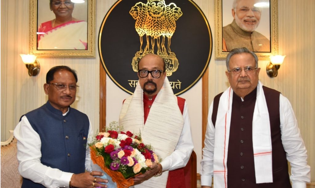 CM विष्णुदेव साय ने राज्यपाल रमेन डेका को सौंपा 5 करोड़ का चेक, असम के बाढ़ प्रभावितों को मिलेगी मदद