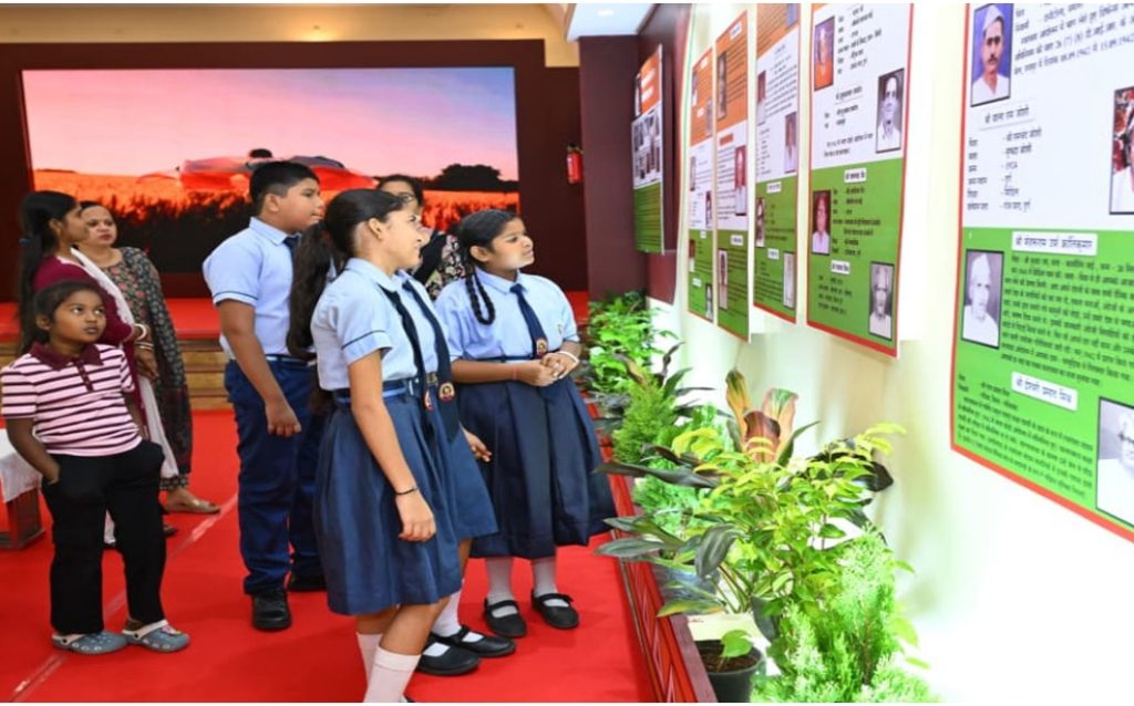 रायपुर में छायाचित्र प्रदर्शनी देखने पहुंचे स्कूली विद्यार्थी, ‘वंदे मातरम्’ की 150 साल की यात्रा ने खींचा ध्यान