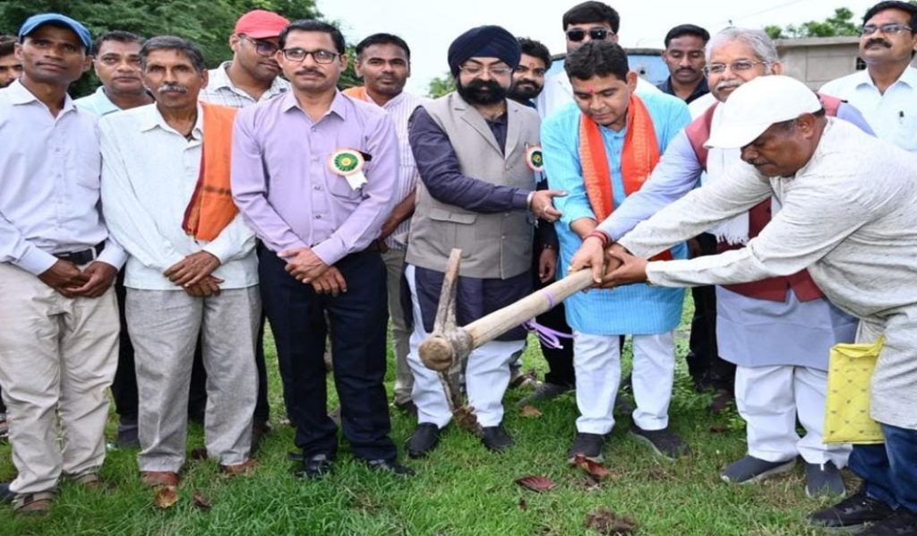 CG News: राजस्व मंत्री टंकराम वर्मा ने किया सामुदायिक भवन का भूमिपूजन, बोले- विकास के साथ संस्कार और संस्कृति बचाना जरूरी