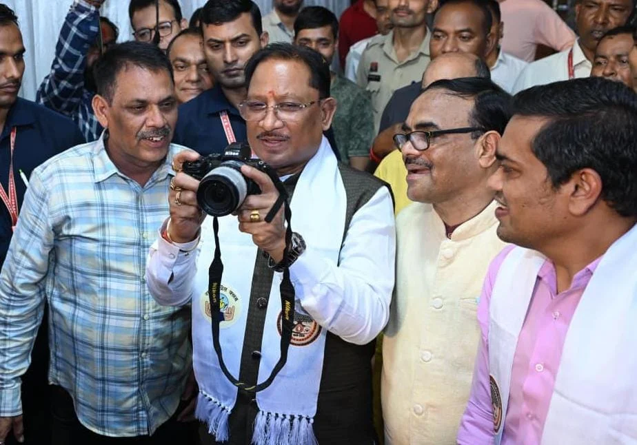 CG News: बिहान योजना से जुड़कर महिला बनीं लखपति दीदी, निजी जमीन पर तालाब बनाकर शुरू किया मछली पालन