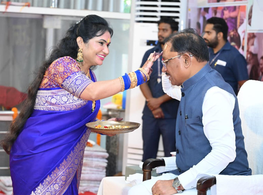 मुख्यमंत्री साय को विभिन्न क्षेत्रों से पहुंचीं बहनों ने बांधी राखी, बोले- आपका आशीर्वाद सेवा संकल्प को मजबूत करता है