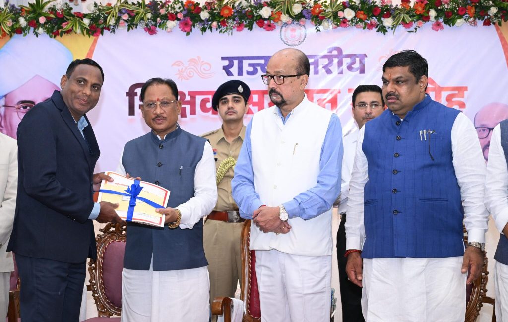 मुख्यमंत्री विष्णुदेव साय बोले- शिक्षा का उद्देश्य सक्षम नागरिक और श्रेष्ठ समाज का निर्माण, शिक्षकों की भूमिका सबसे महत्वपूर्ण