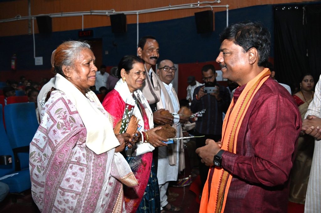 शिक्षक दिवस पर केदार कश्यप ने शिक्षकों का किया सम्मान, विद्यार्थियों को मोबाइल के सदुपयोग की दी सलाह