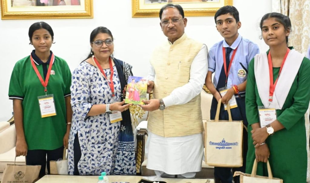 मुख्यमंत्री विष्णु देव साय से मिले राष्ट्रपति भवन से लौटे विद्यार्थी-शिक्षक, साझा किए द्रौपदी मुर्मु से मुलाकात के यादगार अनुभव