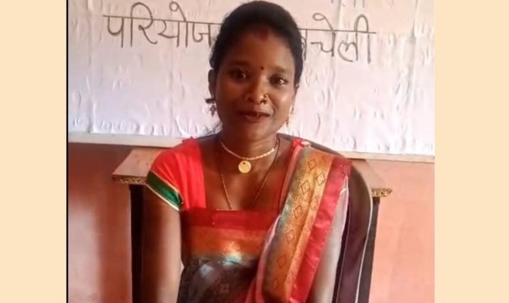 Chhattisgarh News: महतारी वंदन की राशि से कुमारी ने खरीदा स्मार्टफोन, अब दूसरों को भी दे रहीं योजनाओं की जानकारी