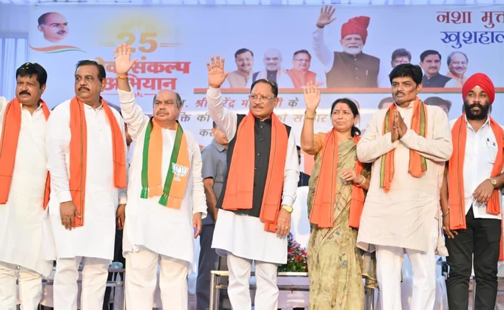CM विष्णु देव साय ने सरदार पटेल की प्रतिमा पर किया माल्यार्पण,