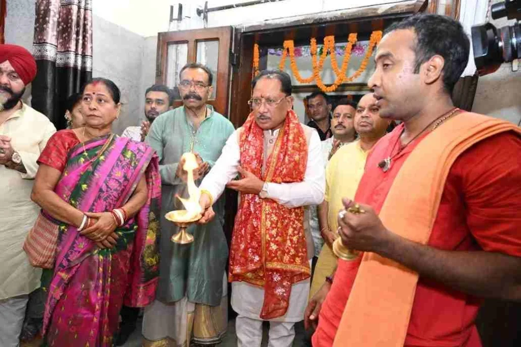 मुख्यमंत्री विष्णु देव साय ने रायपुर के कालीबाड़ी मंदिर में की पूजा, प्रदेश की खुशहाली की कामना