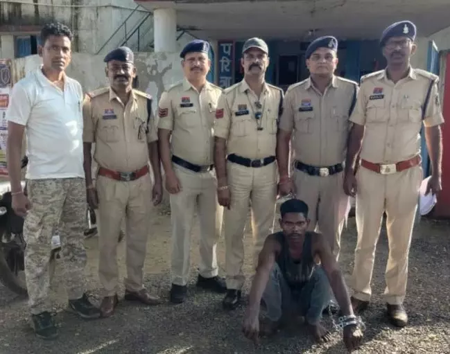 CG Crime: पिता की लाठी से पीटकर हत्या, गांव में छिपा आरोपी गिरफ्तार; खेत से बरामद हुई लाठी