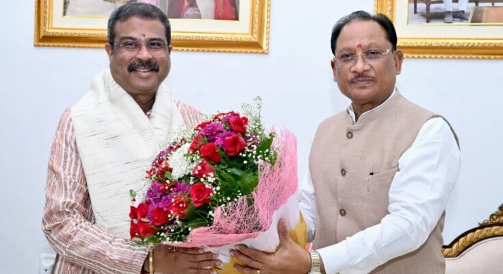 मुख्यमंत्री विष्णु देव साय से सांसद धर्मेंद्र प्रधान ने की शिष्टाचार भेंट, समसामयिक विषयों पर हुई चर्चा