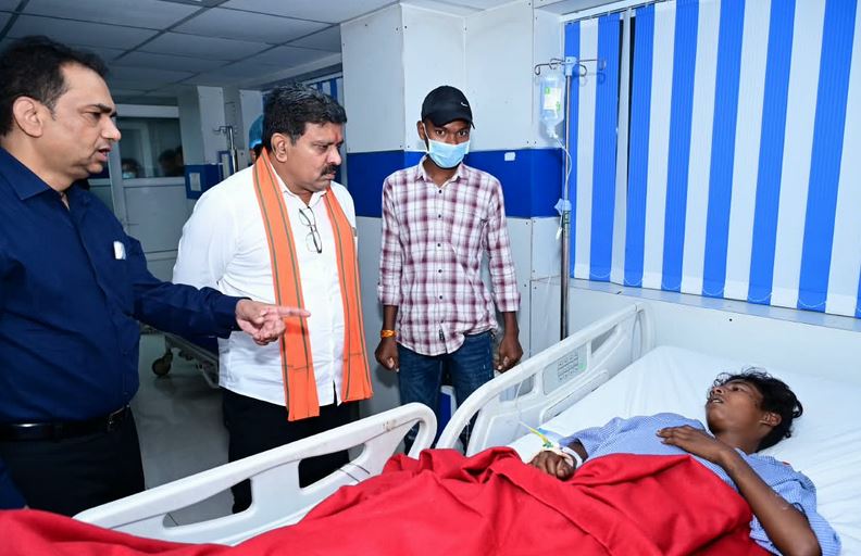विजय शर्मा ने अस्पताल पहुंचकर जाना सड़क हादसे में घायलों का हाल, बेहतर उपचार के दिए निर्देश